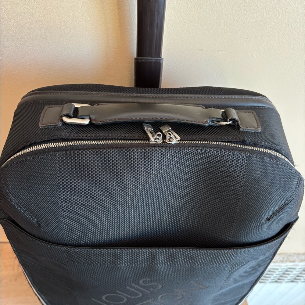 Authentic Louis Vuitton carry on suitcase - Picture 3 of 10